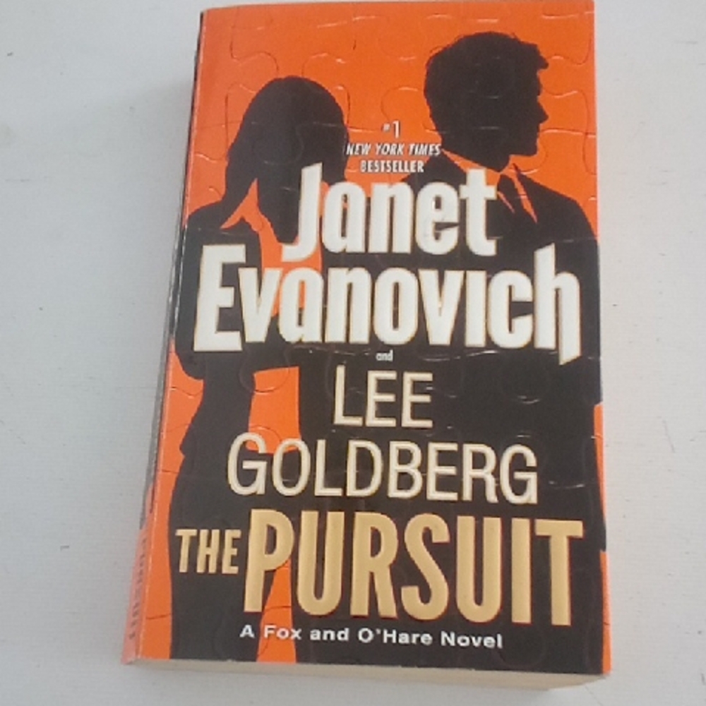 Janet Evanovich and Lee Goldberg The Pursuit Softcover Book